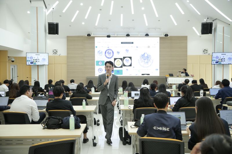 วิทยากร AI เดินบรรยายกลางห้องสัมมนาขนาดใหญ่