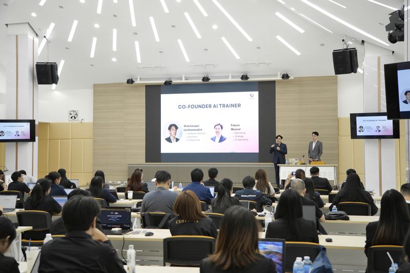 ห้องอบรม AI พร้อมสไลด์แนะนำวิทยากร