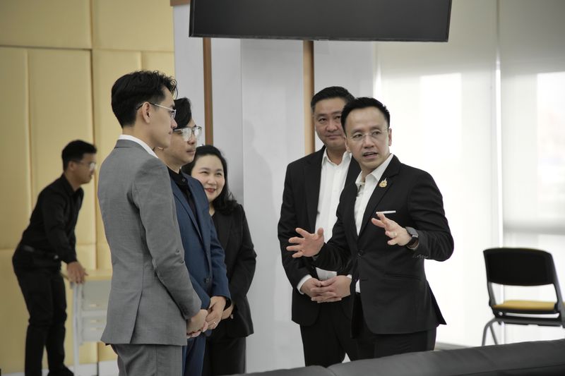 ทีมวิทยากรพูดคุยกับผู้บริหารก่อนเริ่มการอบรม