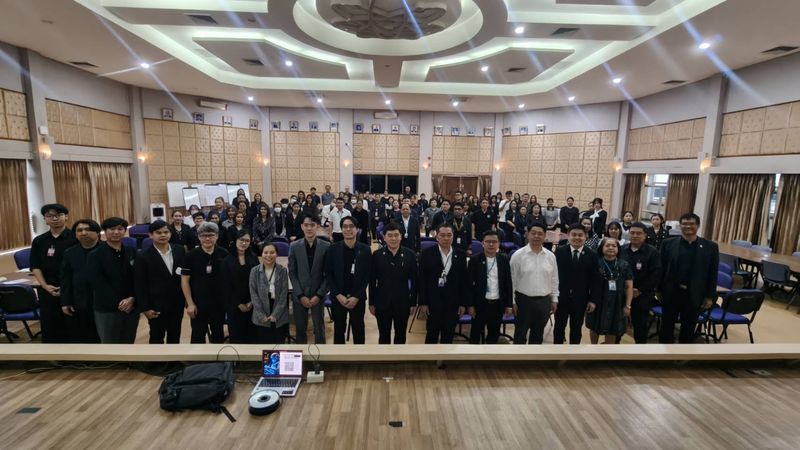 ภาพหมู่ผู้เข้าอบรมในห้องประชุมหลังจบเวิร์กชอป AI