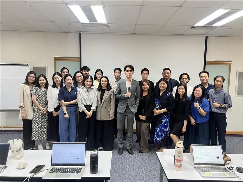 ภาพหมู่ทีมผู้บริหารหลังจบการอบรม AI ในองค์กร