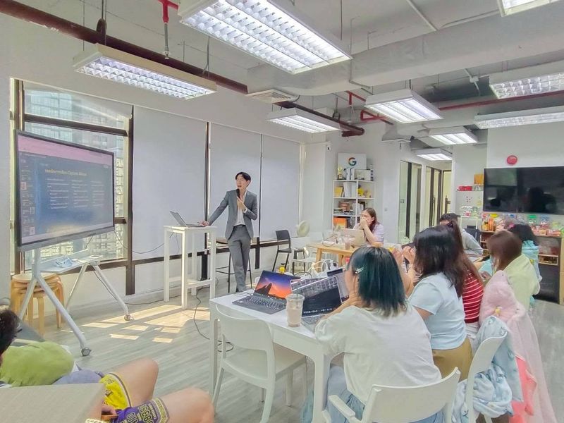 อบรม AI กลุ่มเล็กในห้องประชุมสว่าง