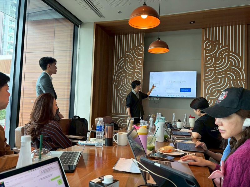 วิทยากรสอนการใช้ AI ข้างโต๊ะผู้เรียน