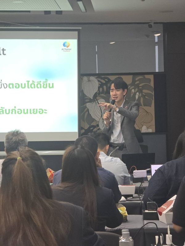 วิทยากรบรรยายใกล้ชิดกับผู้เรียนในคลาส AI