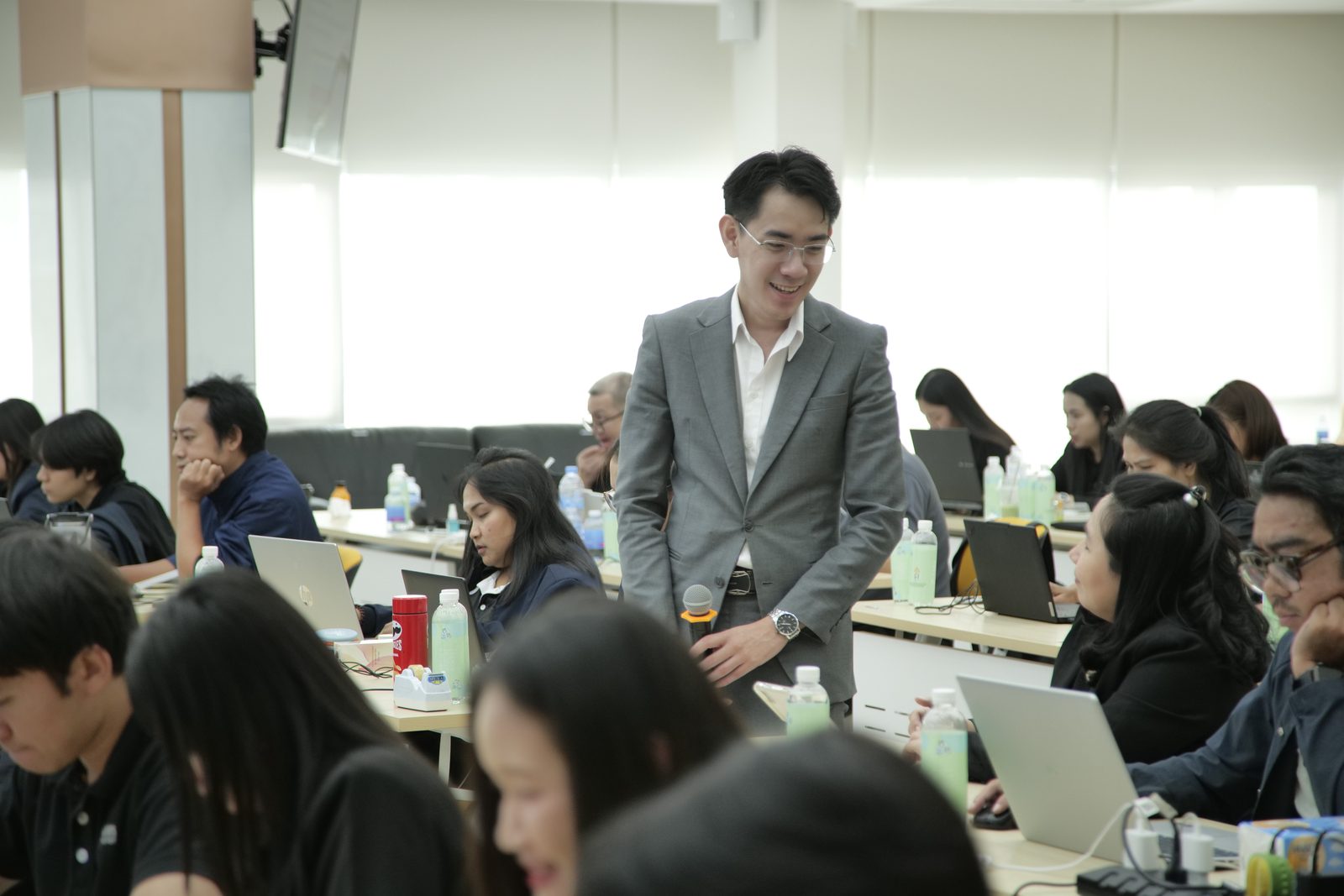 ผู้เข้าอบรมนำเสนอผลงานจากเวิร์กชอป AI