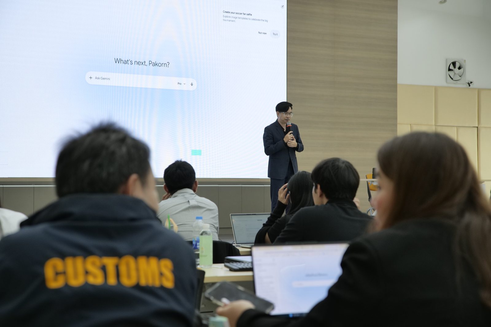 ทีมงาน AI Trainer Thailand ดูแลผู้เข้าอบรมอย่างใกล้ชิด