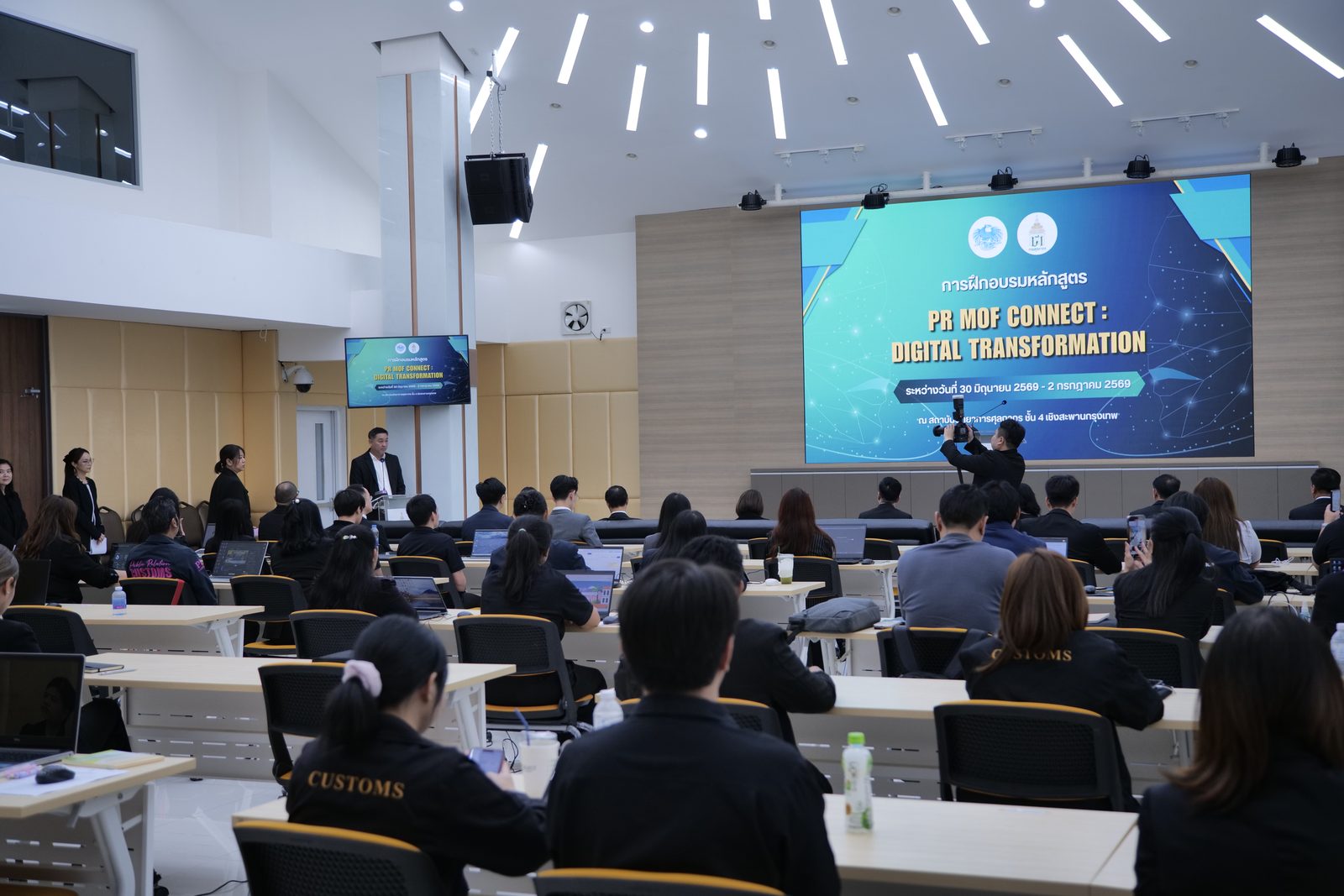 วิทยากรให้คำแนะนำผู้เข้าอบรมรายกลุ่มในเวิร์กชอป AI